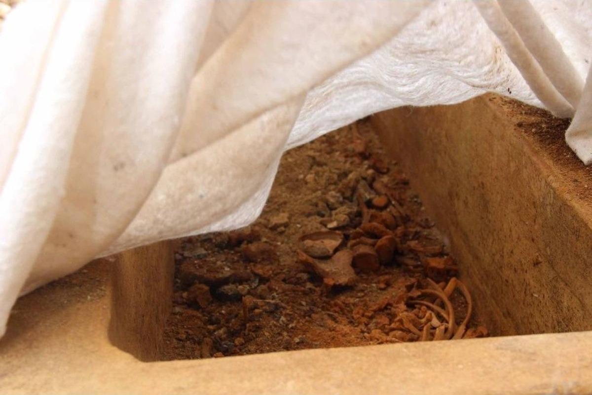 Cami İnşaatı Temelinde Lahit Ve K&uuml;pler Bulundu