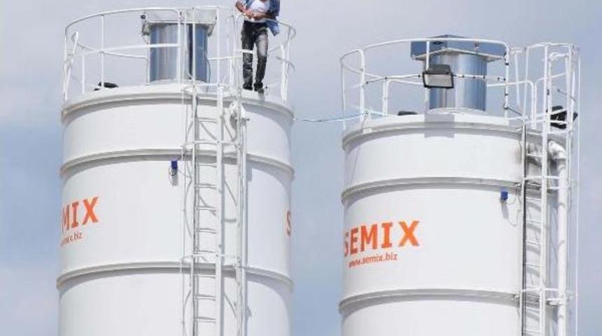 &Uuml;cretini Alamayan Iş&ccedil;i, Siloya Tırmanıp Intihara Kalkıştı