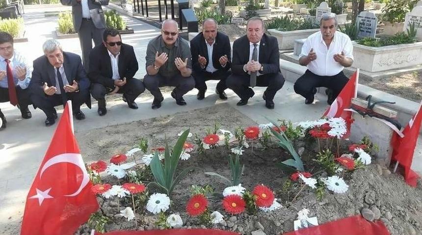 Başkan Şahiner Ayb&uuml;ke &Ouml;ğretmenin Mezarını Ziyaret Etti