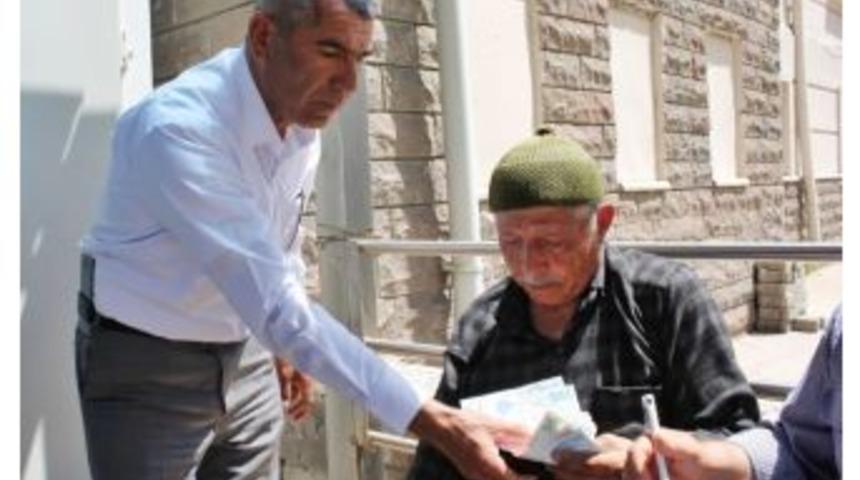 Otob&uuml;s Şof&ouml;r&uuml; Bulduğu Parayı Sahibine Teslim Etti