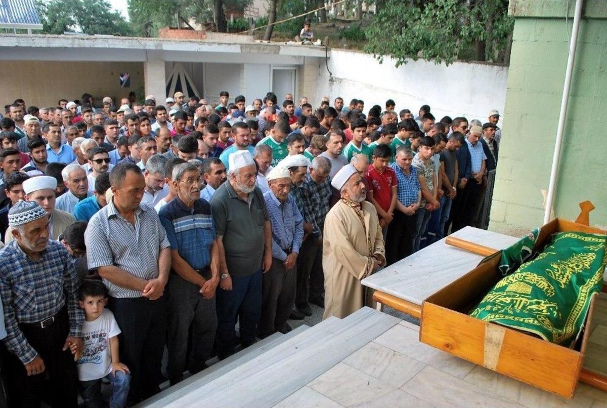 Yıldırım D&uuml;şmesi Sonucu &Ouml;len Gen&ccedil; Futbolcu Son Yolculuğuna Uğurlandı