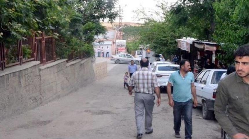 Samsun'daki Kazada Şehit Olan Askerin Cenazesi Silvan'da K&uuml;rt&ccedil;e Ağıtlarla Karşılandı