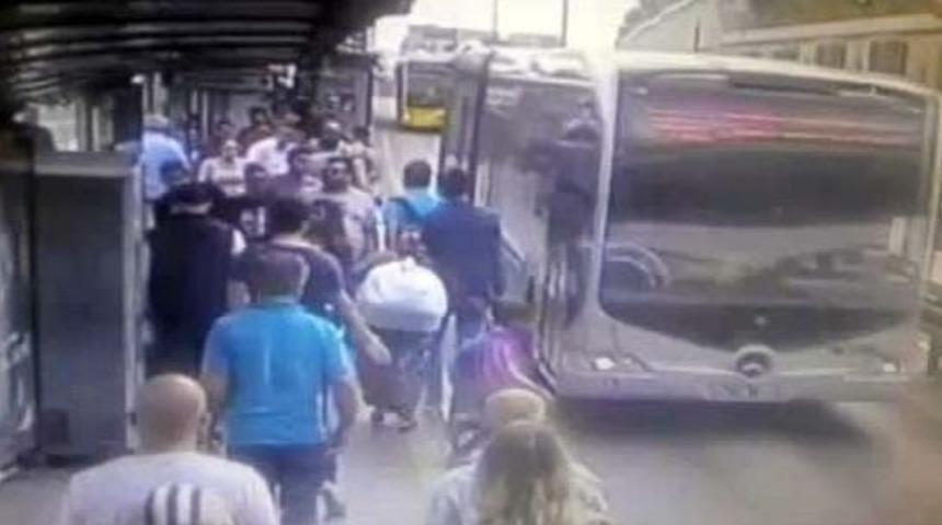 Metrob&uuml;s Yolundaki Feci Kaza Kamerada