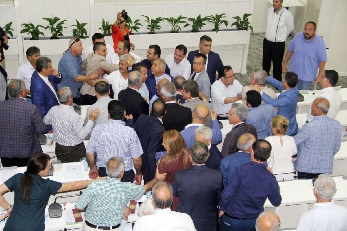 İzmir B&uuml;y&uuml;kşehir Meclisinde Arbede