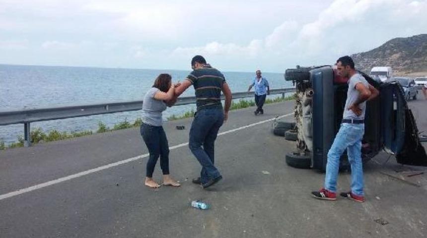 Minib&uuml;s&uuml;n Sıkıştırdığı Iddia Edilen Otomobil Devrildi