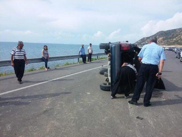 Minib&uuml;s&uuml;n Sıkıştırdığı Iddia Edilen Otomobil Devrildi 1