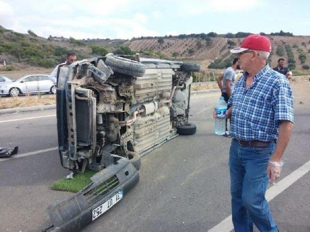 Minib&uuml;s&uuml;n Sıkıştırdığı Iddia Edilen Otomobil Devrildi 2