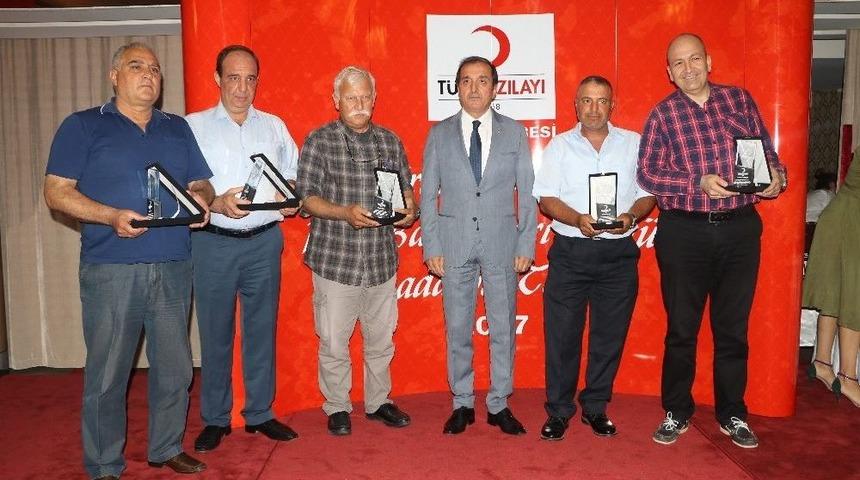 T&uuml;rk Kızılay&rsquo;ı G&ouml;n&uuml;ll&uuml; Kan Bağış&ccedil;ılarına Plaket Verdi