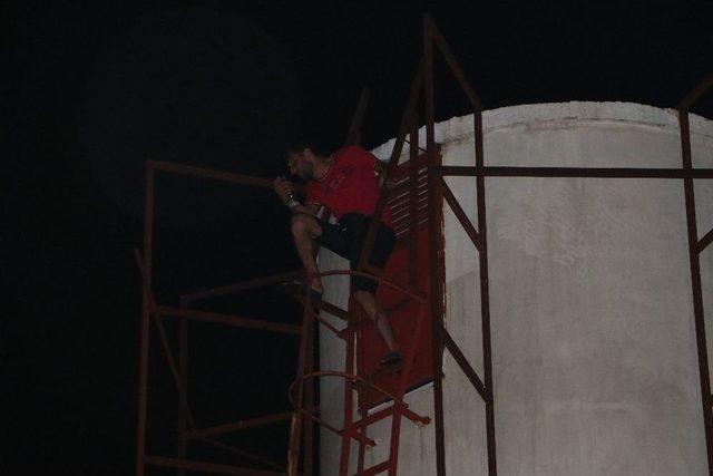 Polis, K&ouml;pr&uuml;den Atlayıp İntihar Etmeye &Ccedil;alışan Genci İkna Etti 1