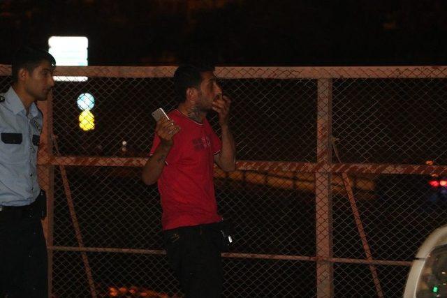 Polis, K&ouml;pr&uuml;den Atlayıp İntihar Etmeye &Ccedil;alışan Genci İkna Etti 3