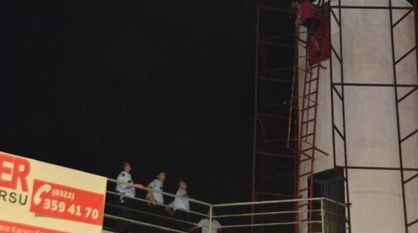 İntihar I&ccedil;in &Uuml;st Ge&ccedil;ide &Ccedil;ıkan Genci Polis Ikna Etti