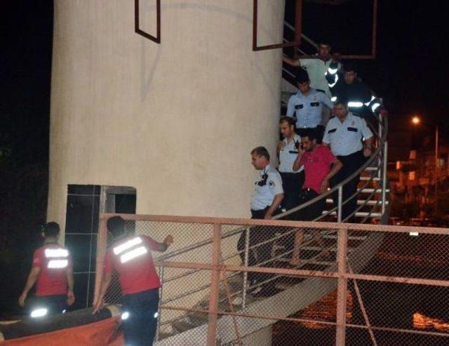 İntihar Için Üst Geçide Çıkan Genci Polis Ikna Etti