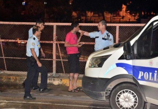 İntihar Için Üst Geçide Çıkan Genci Polis Ikna Etti