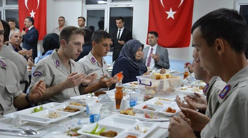 Askerler, Şehit Yakınları Ve Gazilerle Birlikte Oru&ccedil; A&ccedil;tı