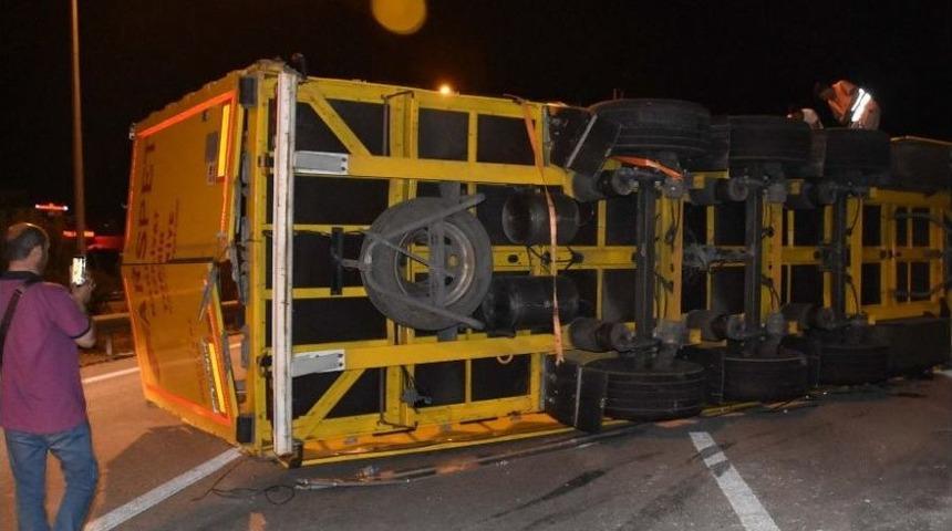 Kontrolden &Ccedil;ıkan Tır Bariyerlere &Ccedil;arptı