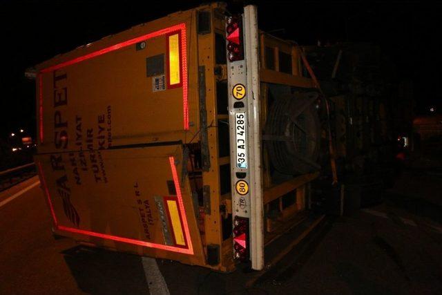 Kontrolden &Ccedil;ıkan Tır Bariyerlere &Ccedil;arptı 1