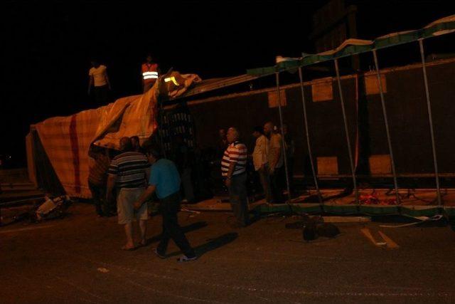 Kontrolden &Ccedil;ıkan Tır Bariyerlere &Ccedil;arptı 2