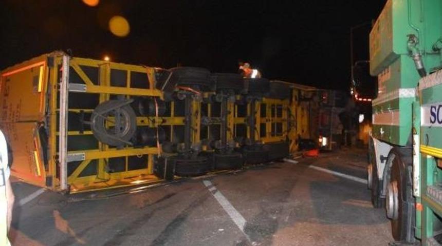 Devrilen Tır, Otoyolu Trafiğe Kapattı