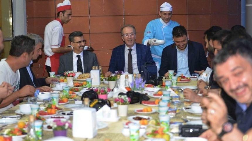 Rekt&ouml;r Uzun, Basın Mensuplarıyla İftarda Buluştu