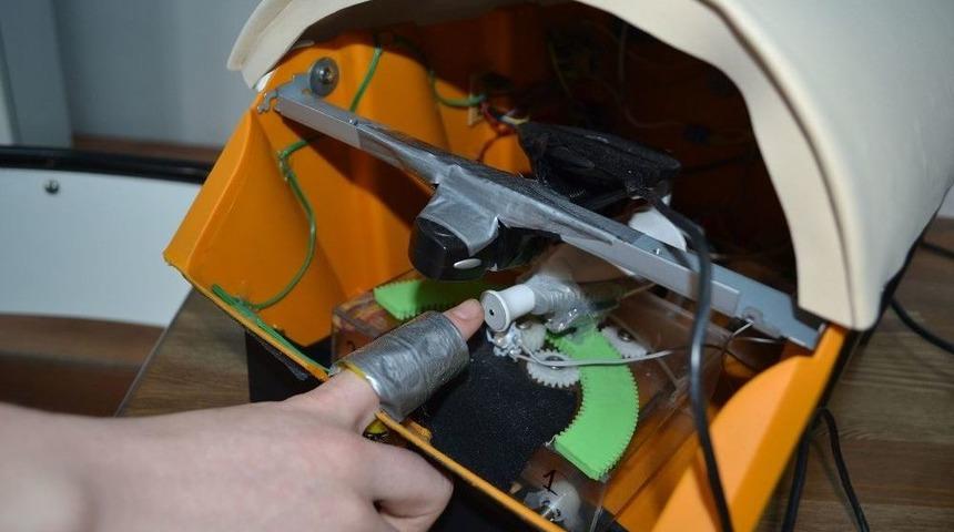 Engelliler İ&ccedil;in Tırnak Kesme Makinesi Yaptılar