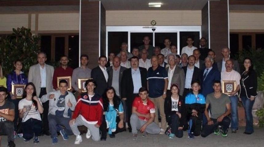 Türk Kızılayı Düzce Şubesi Milli Sporculara İftar Verdi