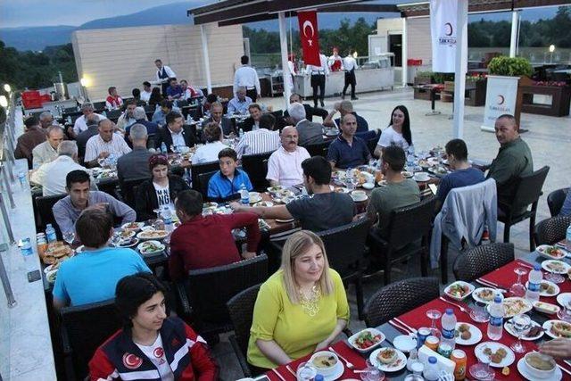 Türk Kızılayı Düzce Şubesi Milli Sporculara İftar Verdi