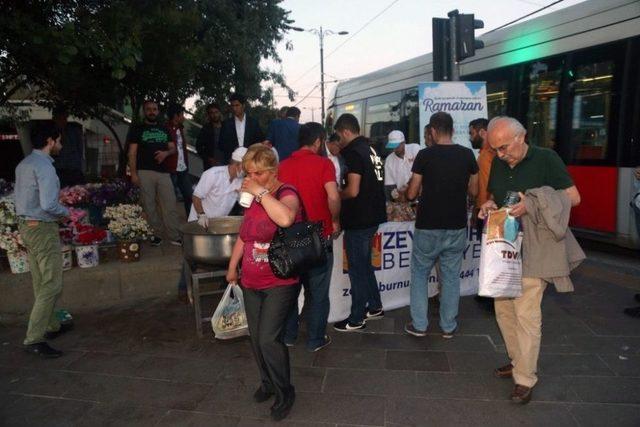 Metrobüs Ve Tramvay Yolcuları İftarı Çorbayla Yaptı