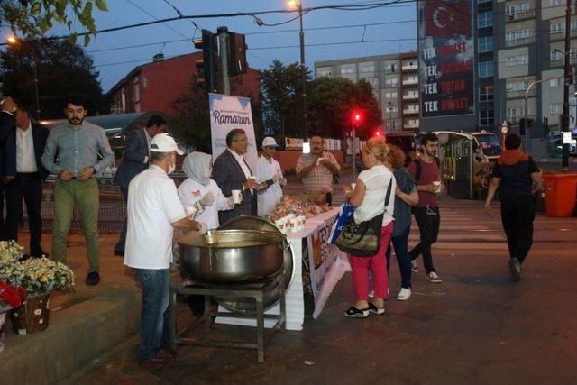 Metrobüs Ve Tramvay Yolcuları İftarı Çorbayla Yaptı