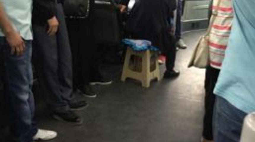 &Ccedil;&ouml;z&uuml;m&uuml; Metrob&uuml;se Taburesiyle Binmekte Buldu