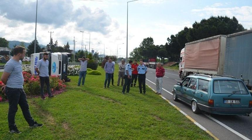 &Ouml;ğretmenleri Taşıyan Minib&uuml;s Kaza Yaptı: 4 Yaralı