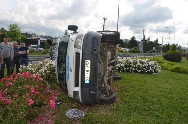 Öğretmenleri Taşıyan Minibüs Kaza Yaptı: 4 Yaralı