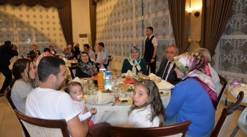 Vali&rsquo;den Şehit Ailelerine İftar