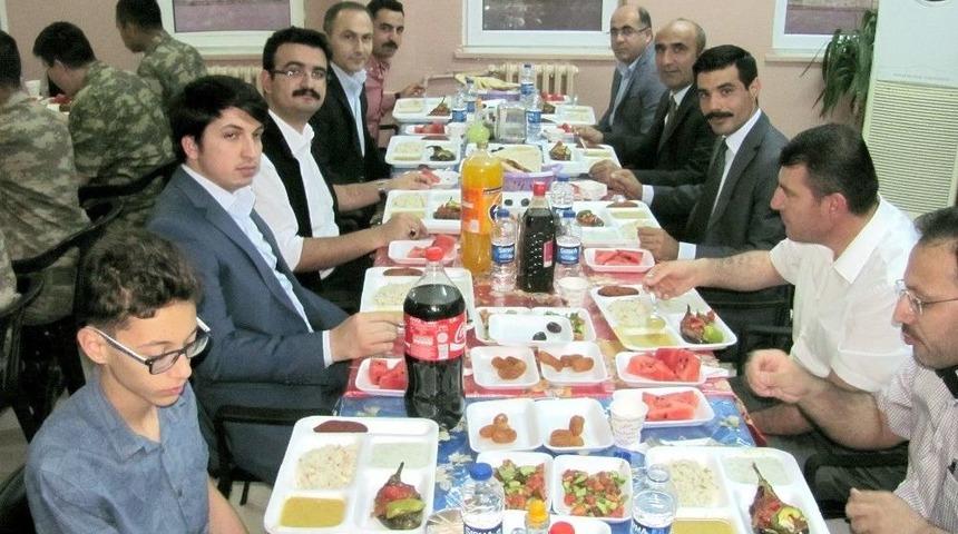 Kaymakam Asker Ve G&uuml;venlik Korucuları İle İftar Yaptı