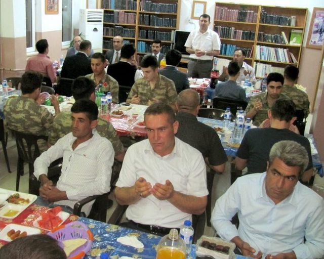 Kaymakam Asker Ve G&uuml;venlik Korucuları İle İftar Yaptı 1