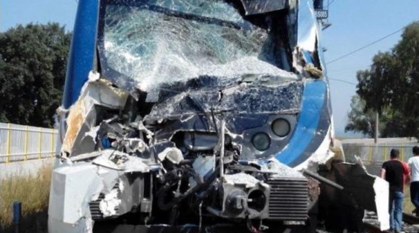 İzmir&rsquo;de Kamyonla Tren &Ccedil;arpıştı