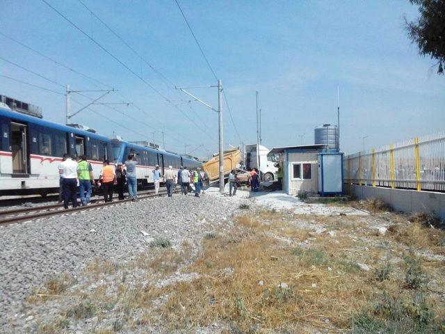 İzmir&rsquo;de Kamyonla Tren &Ccedil;arpıştı 2