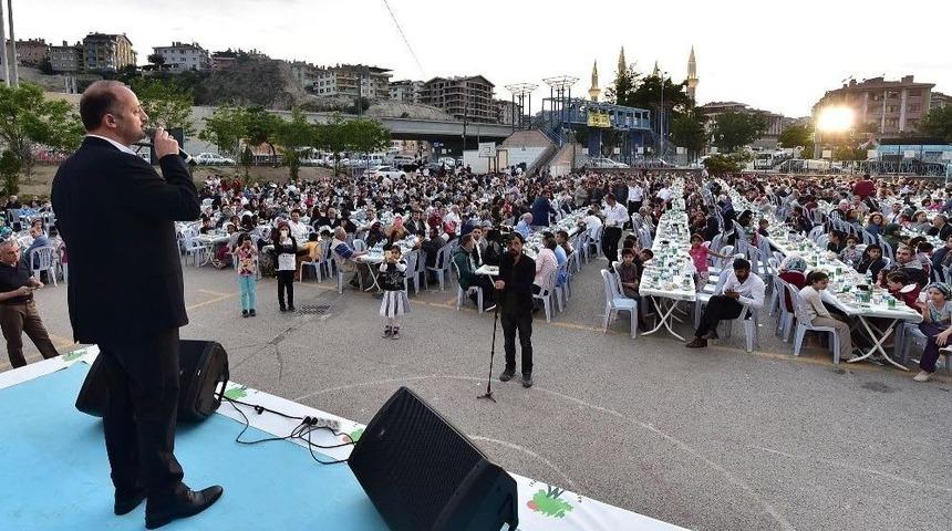 Mamak’ta 2 Farklı Noktada 4 Bin Kişi İle İftar
