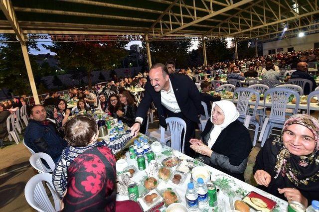 Mamak’ta 2 Farklı Noktada 4 Bin Kişi İle İftar