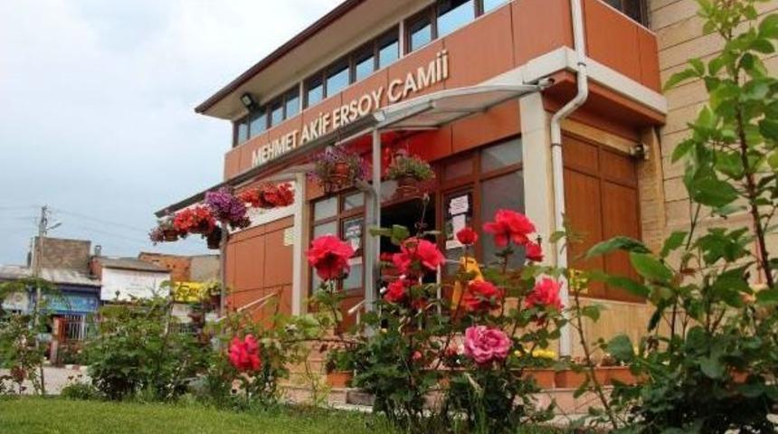 İmamın &Ccedil;icek Sevgisi Camiyi Rengarenk Yaptı