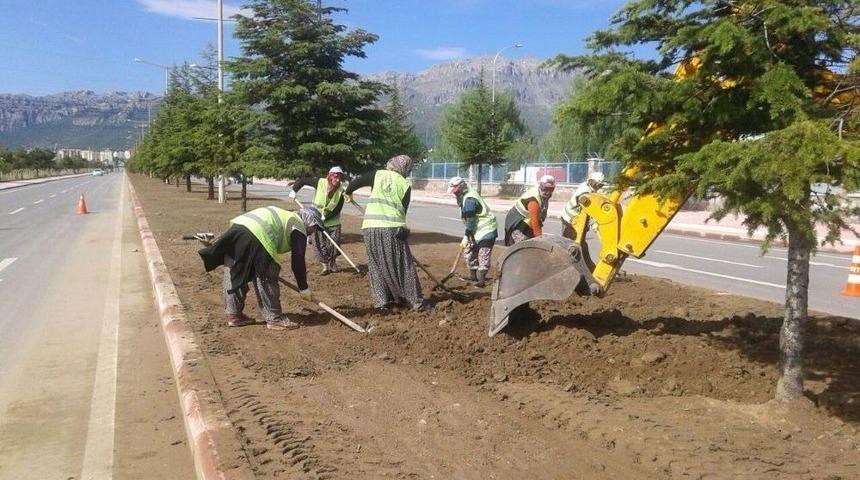 Seydişehir&rsquo;de Park Ve Bah&ccedil;elerdeki &Ccedil;alışmalara Kadın Eli Deydi