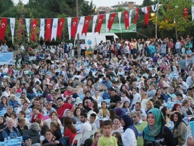 Büyükçekmece'deki Mahalle Iftarında Coşkun Sabah  Şarkılarıyla Renk Kattı