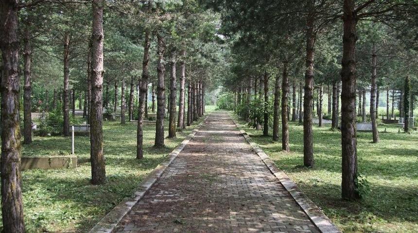 Akyazı Belediyesi Ekiplerinden Bayram Temizliği