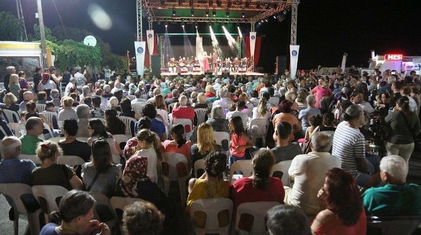 &Ccedil;eşmealtı Gece Pazarı Konserle A&ccedil;ıldı
