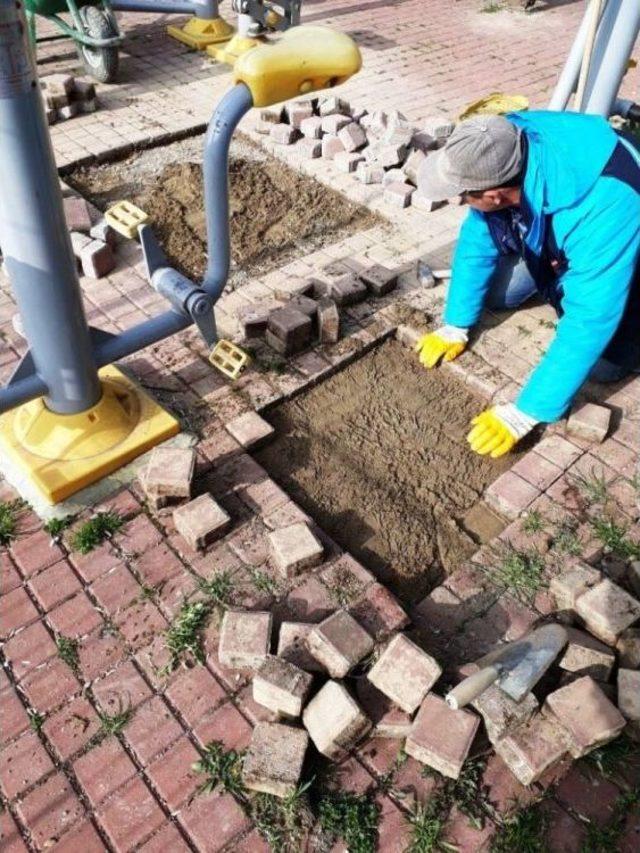 Parklarda Sert Zemin &Ccedil;alışmaları Yapılıyor 1