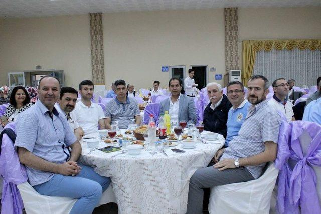 Arifiye Protokol&uuml; İftarda Buluştu 1