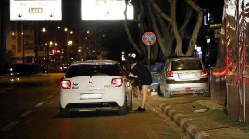 D&uuml;nyaca &Uuml;nl&uuml; Sahilde Fuhuş Pazarlığı S&uuml;r&uuml;yor
