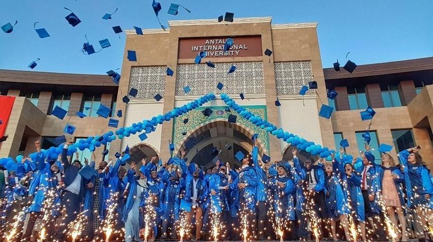 Uluslararası Antalya &Uuml;niversitesi İlk Mezunlarını Verdi