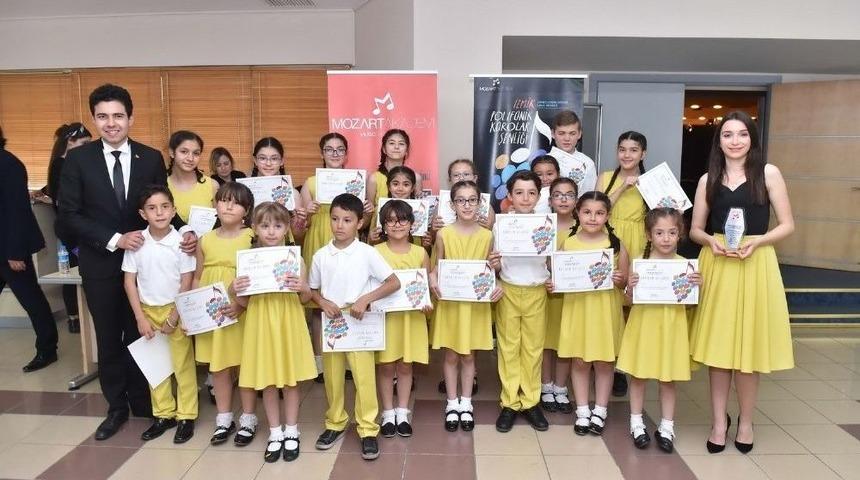 Uşak &Ccedil;ocuk Sesler Korosu İzmir&rsquo;de Tam Not Aldı