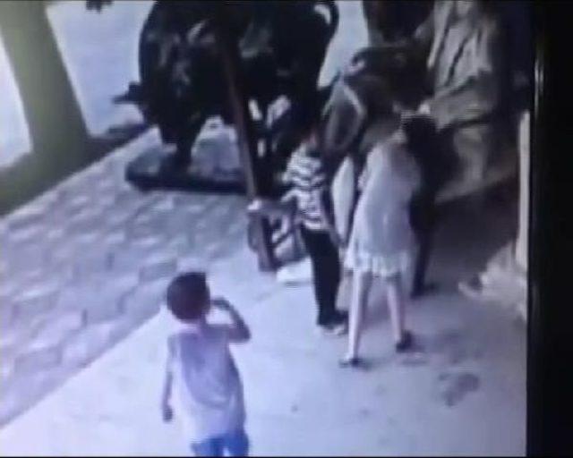 Atatürk Heykeliyle Duygulandıran Vedalaşma... 1