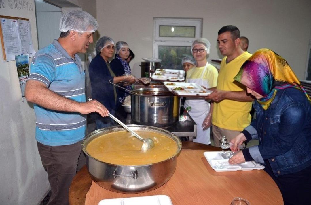 Şehit Ayb&uuml;ke &Ouml;ğretmen Adına K&ouml;y&uuml;nde İftar Verildi